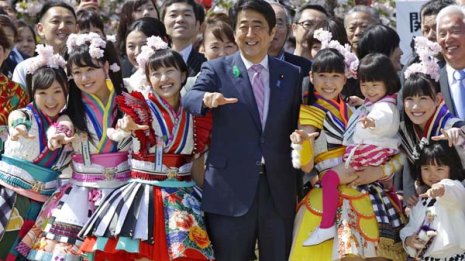 夕食会参加者「別のホテルに宿泊」首相弁明に新たな墓穴