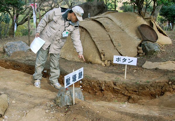 熊本市植木町の田原坂公園で発見された塹壕跡とみられる遺構。後方は復元された防御壁（Ｃ）共同通信社