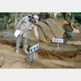 熊本市植木町の田原坂公園で発見された塹壕跡とみられる遺構。後方は復元された防御壁（Ｃ）共同通信社