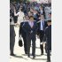 走り回って招待客に挨拶する安倍首相（2019年「桜を見る会」）／（Ｃ）日刊ゲンダイ