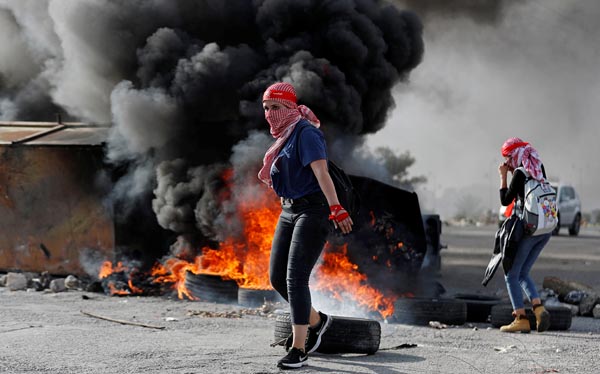 ヨルダン川西岸地区ユダヤ人入植地ベイト・エル近くで、反イスラエルの抗議をするパレスチナ人女性（Ｃ）ロイター