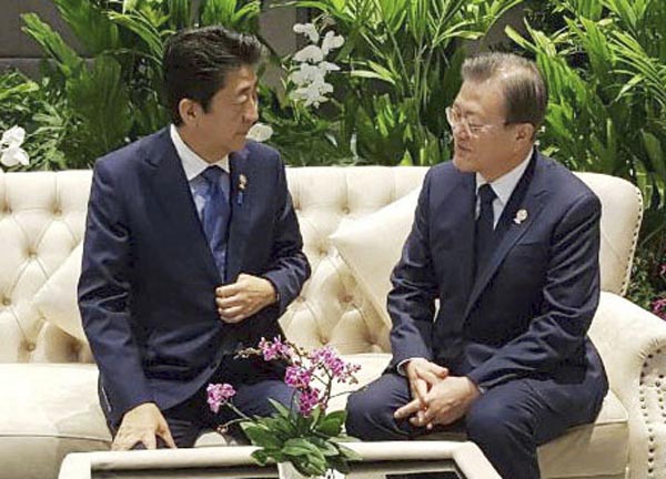 バンコク郊外で歓談する安倍首相（左）と韓国の文在寅大統領（韓国大統領府提供・聯合＝共同）