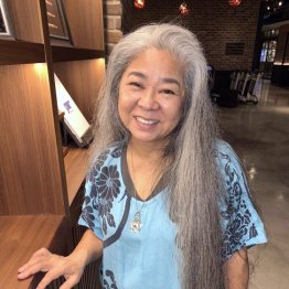 沖縄民謡を歌う古謝美佐子さん 2度の転機とヤマトンチュと