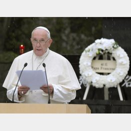 長崎市の爆心地公園で演説し、核廃絶の必要性を訴えるローマ教皇フランシスコ（代表撮影）