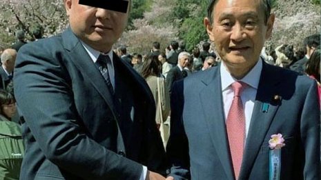 桜を見る会で反社と撮影…闇営業より悪質も菅氏は開き直り