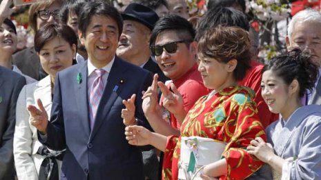 「桜を見る会」疑惑に新証拠 安倍選挙区支部が旅費支出か