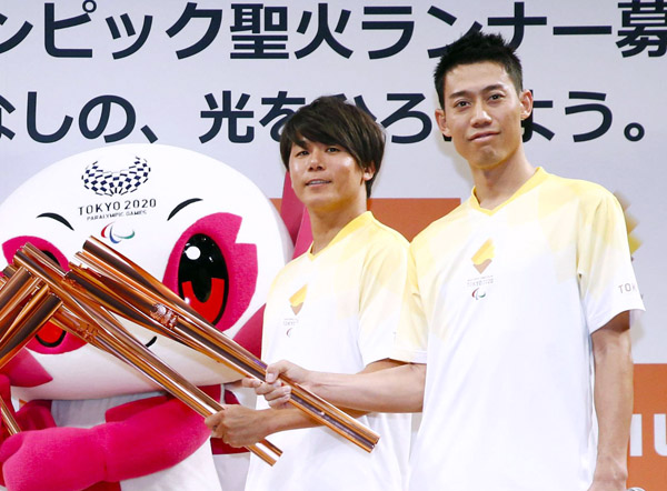 27日、東京五輪のイベントに出席した錦織。左はパラ陸上の佐藤圭太（Ｃ）共同通信社