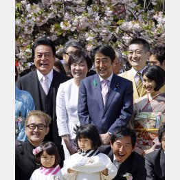 「知らなかった」では済まない（2015年の安倍首相主催「桜を見る会」）／（Ｃ）日刊ゲンダイ