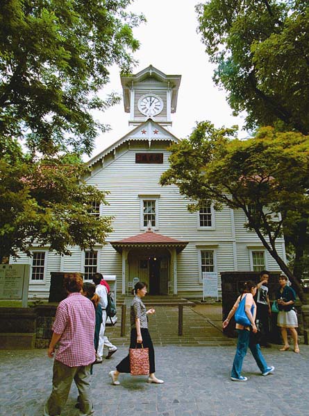 札幌の時計台も観光名所のひとつだが…（Ｃ）日刊ゲンダイ