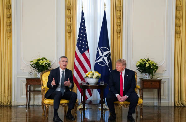 NATOのストルテンベルグ事務総長（左）とトランプ大統領（Ｃ）ロイター