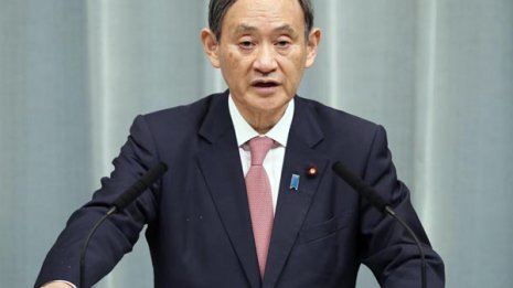 鉄面皮の菅官房長官もヨレヨレ 会見20分でお助けメモ11回