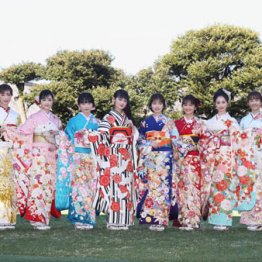 オスカー美女軍団若手11人が晴れ着で競演 来年の抱負は？