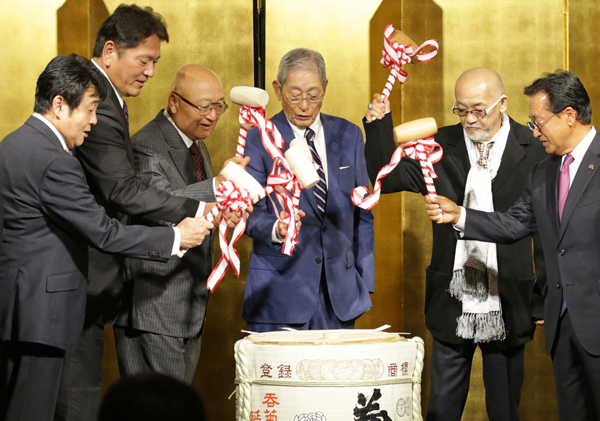 殿堂入りを祝うパーティーで松山千春（右2）らと鏡割りをする筆者（中央）（Ｃ）日刊ゲンダイ