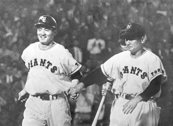 1959（昭和34）年6月25日、後楽園球場で行われた阪神との天覧試合で本塁打を打った長嶋（右は川上コーチ）／（Ｃ）共同通信社
