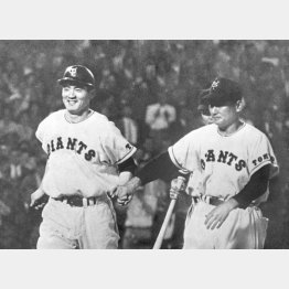 1959（昭和34）年6月25日、後楽園球場で行われた阪神との天覧試合で本塁打を打った長嶋（右は川上コーチ）／（Ｃ）共同通信社
