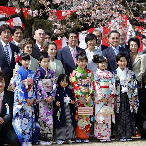 2016年の桜を見る会での安倍首相と昭恵夫人（中央）／（Ｃ）日刊ゲンダイ