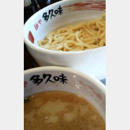 中太のちぢれ麺がスープによく絡む（Ｃ）日刊ゲンダイ