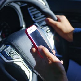 ながら運転厳罰化 携帯電話を持っているだけでもアウト？