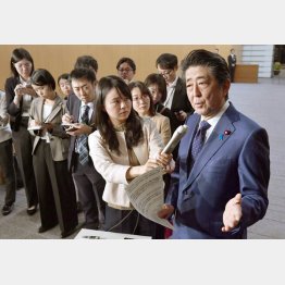 いきなり10分前に知らせ、若い記者団を前に「桜を見る会」について説明した安倍首相（Ｃ）共同通信社