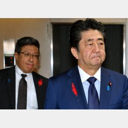 安倍首相（右）と“首相の懐刀”といわれる今井直哉首相補佐官（Ｃ）日刊ゲンダイ