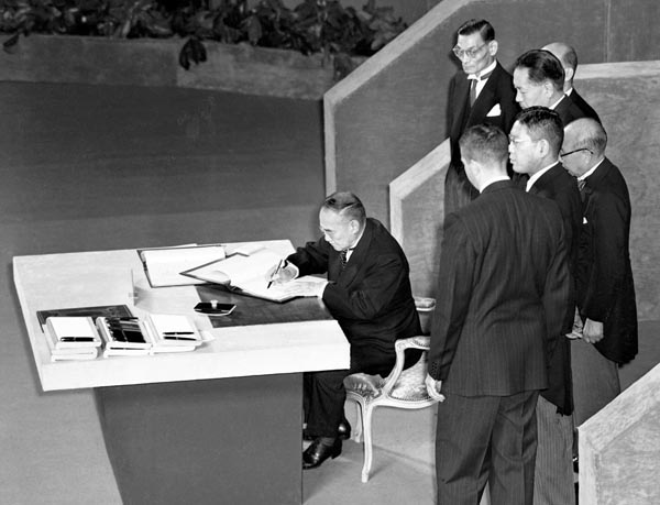 サンフランシスコ講和条約に署名する吉田茂首席全権（1951年9月8日、サンフランシスコのオペラハウス）／（Ｃ）共同通信社