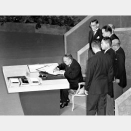 サンフランシスコ講和条約に署名する吉田茂首席全権（1951年9月8日、サンフランシスコのオペラハウス）／（Ｃ）共同通信社