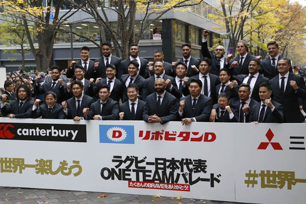 11日、ラグビーW杯日本代表が感謝パレード、大観衆に応える「ONE TEAM（ワンチーム）」（Ｃ）日刊ゲンダイ