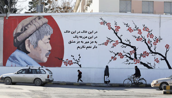 アフガニスタンの首都カブール中心部の塀に描かれた中村哲さん（Ｃ）共同通信社