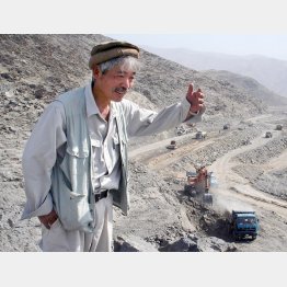 2008年6月、アフガニスタン東部のガンベリ砂漠で用水路工事の指揮を執る中村哲医師（Ｃ）共同通信社