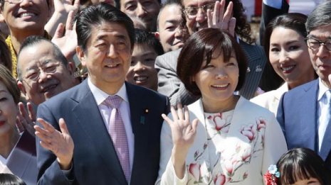 安倍内閣1年ぶり不支持上回る 「桜」影響大で自民もマッ青