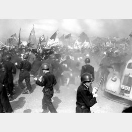 1952年5月1日、占領体制を終えた初めてのメーデーでデモ隊数千人が使用不許可の皇居前広場に入ろうとして警官隊と衝突。2人が死亡し約1500人が重軽傷を負う流血事件へと発展した（Ｃ）共同通信社