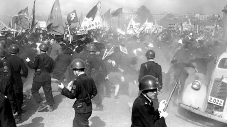 5月1日のメーデーで警官は警棒で殴りピストルを水平撃ち