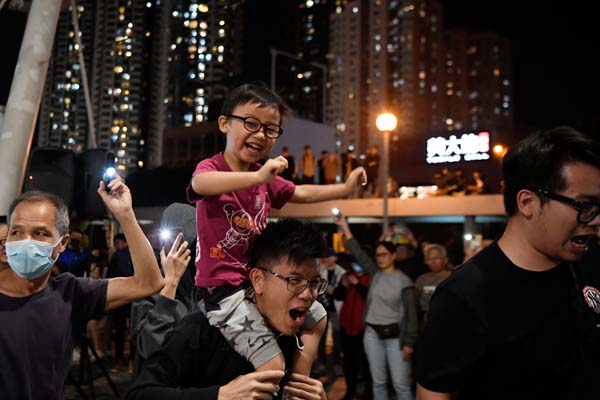 香港の民主主義を見習え（香港区議選の民主圧勝に歓喜する香港市民たち）／（Ｃ）ロイター