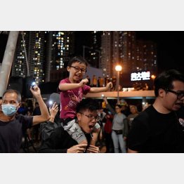 香港の民主主義を見習え（香港区議選の民主圧勝に歓喜する香港市民たち）／（Ｃ）ロイター