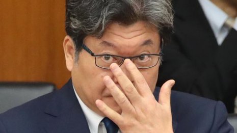萩生田文科相に醜聞 “殺人事件”会社から政治献金の衝撃