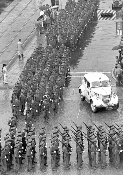 銀座4丁目付近を行進する保安隊（1952年）／（Ｃ）共同通信社