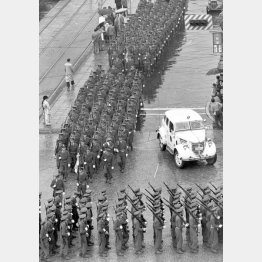 銀座4丁目付近を行進する保安隊（1952年）／（Ｃ）共同通信社