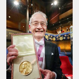 ノーベル賞の授賞式を終え、化学賞のメダルを手に笑顔の吉野彰・旭化成名誉フェロー（代表撮影・共同）