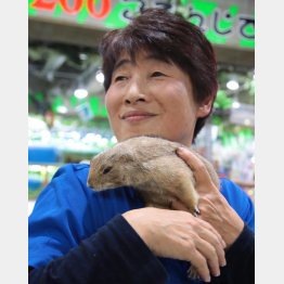 「プレちゃん」を抱く「ZOO」の北村さん（Ｃ）日刊ゲンダイ