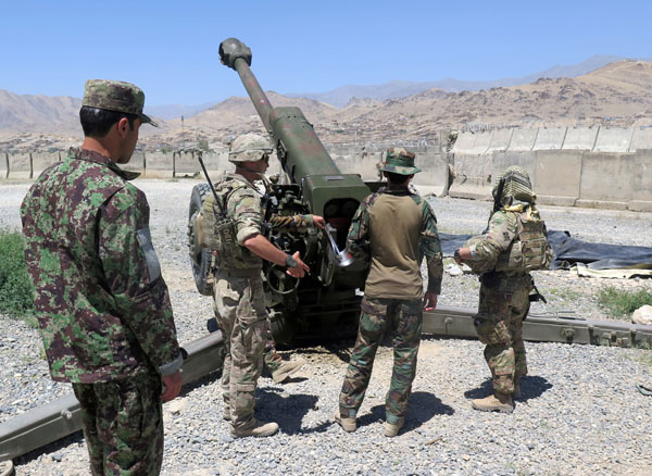 アフガニスタン兵士と作業する駐留米軍（Ｃ）ロイター
