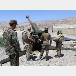 アフガニスタン兵士と作業する駐留米軍（Ｃ）ロイター