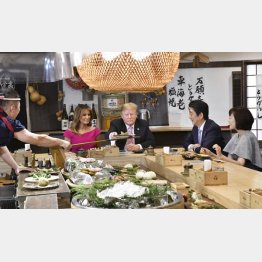 東京・六本木の炉端焼き店で夕食を共にするトランプ米大統領夫妻（左）と安倍首相夫妻（代表撮影）