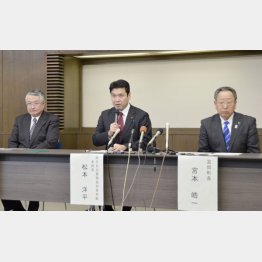 避難指示解除について記者会見する、原子力災害現地対策本部の松本洋平本部長（中央）＝福岡県富岡町（Ｃ）共同通信社