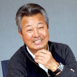 カップ麺を手に持ち取材に応じた梅宮辰夫さんのおおらかさ