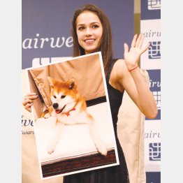 ザギトワ選手と秋田犬のマサル（Ｃ）日刊ゲンダイ