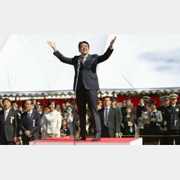 「桜を見る会」であいさつする安倍首相（Ｃ）共同通信社