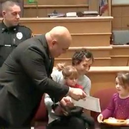 母親が昏睡状態！ 冷静対処の4歳女児が「名誉警察官」に