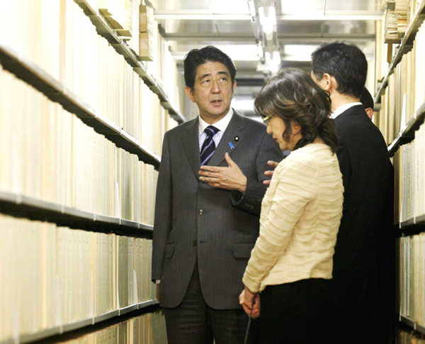 国立公文書館を訪れ、公文書の保存状況を視察する安倍首相（Ｃ）共同通信社