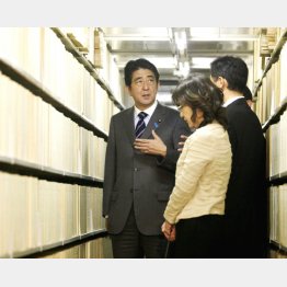国立公文書館を訪れ、公文書の保存状況を視察する安倍首相（Ｃ）共同通信社
