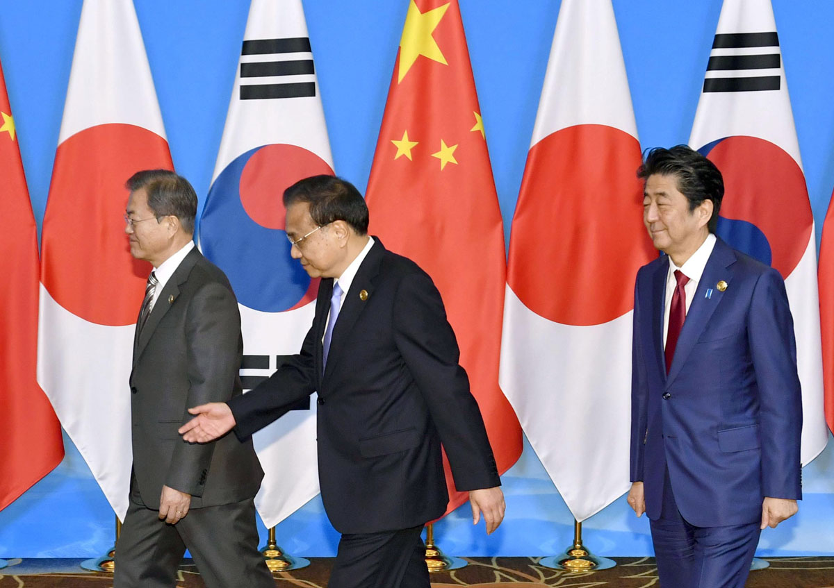 日中韓の会談も不発（左から、韓国の文在寅大統領、中国の李克強首相、安倍首相）／（Ｃ）共同通信社